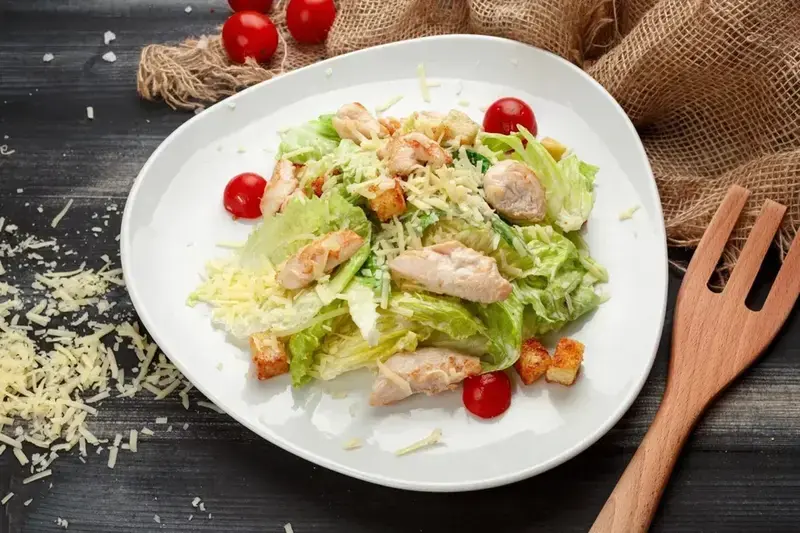 Салат цезарь с курицей