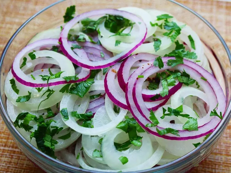 Лук маринованный